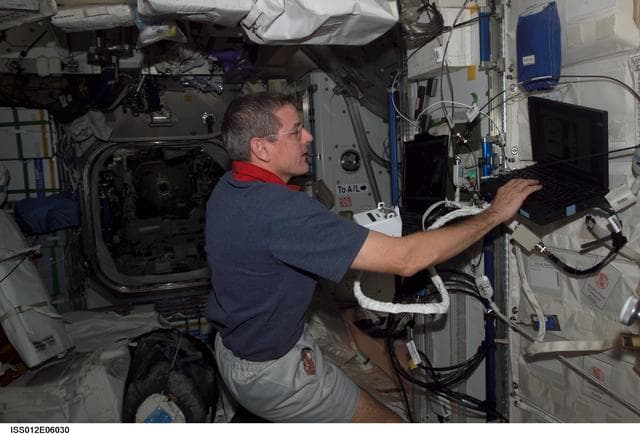 NASA image: McArthur conducts SAFER onboard training during Expedition 12