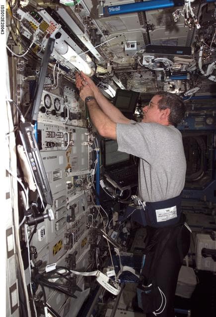 NASA image: McArthur conducts the last FOOT session for Expedition 12