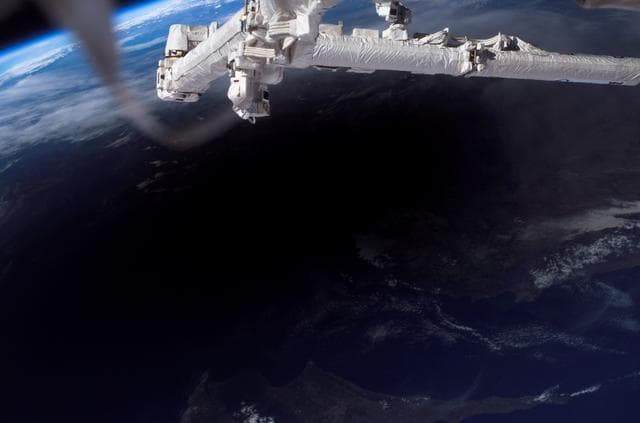 NASA image: iss012e21351