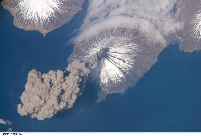 NASA image: Aleutian volcanic eruption taken by Expedition 13 crewmember