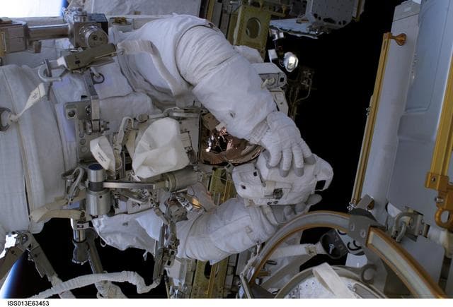 NASA image: Reiter during EVA 5 on Expedition 13