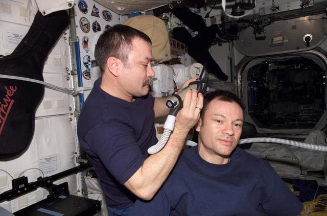 NASA image: Tyurin gives Lopez-Alegria a hair cut in Node 1 module