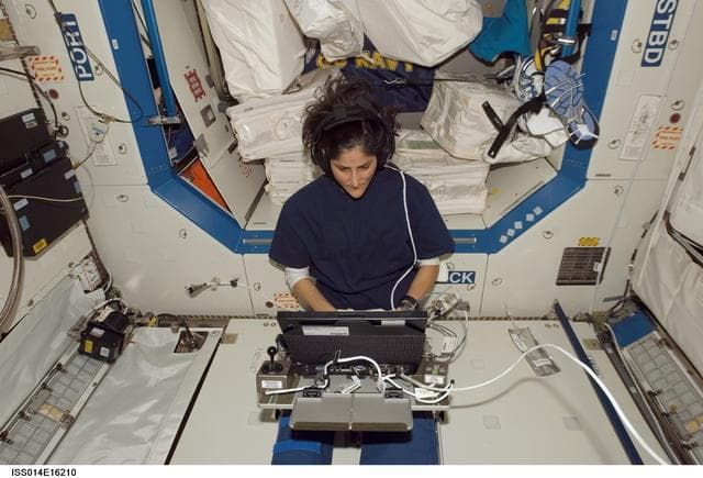 NASA image: Williams with TRAC experiment in Destiny