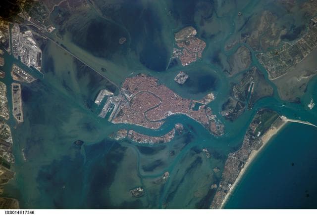 NASA image: iss014e17346