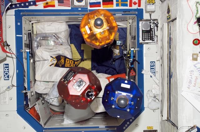 NASA image: SPHERES experiment session