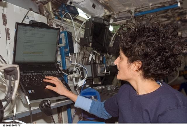 NASA image: Williams sets up SWAB experiment in the US Lab during Expedition 15