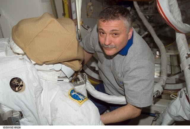 NASA image: View of Yurchikhin posing with an EMU in the A/L during Expedition 15