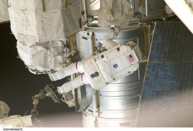 NASA image: Parazynski makes his way to the Z1 Truss during Expedition 16/STS-120 EVA 1