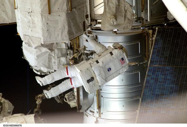 NASA image: Parazynski makes his way to the Z1 Truss during Expedition 16/STS-120 EVA 1