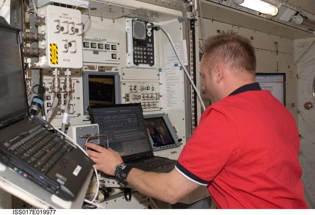 NASA image: Fincke activates the RLT of the JEMRMS in the JPM / Kibo during Joint Operations