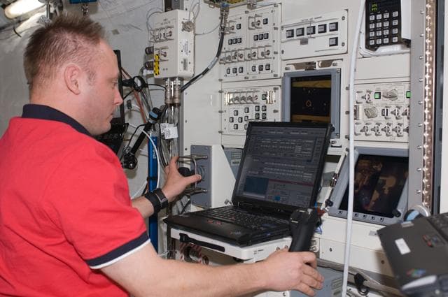 NASA image: Fincke activates the RLT of the JEMRMS in the JPM / Kibo during Joint Operations