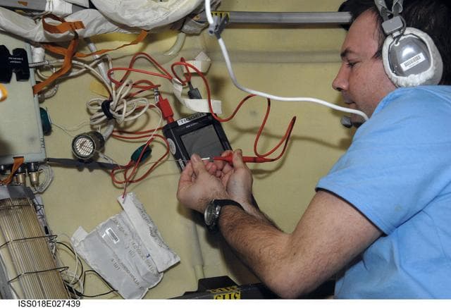 NASA image: Oscilloscope GFI-11/OBSTANOVKA (Environment) equipment second electric field measurements on the external hull of the SM
