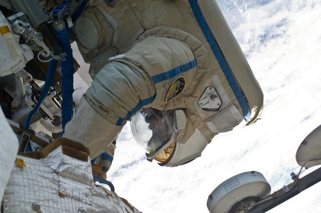 NASA image: Lonchakov on Service Module (SM) near 2AP-BKA during Russian Extravehicular Activity (EVA) 21A