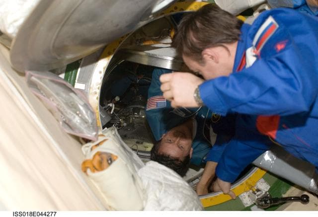 Expedition 19 Crew Arrival at Service Module (SM)