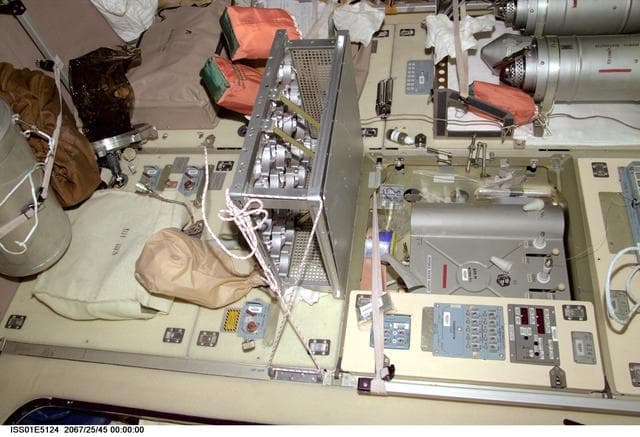 NASA image: iss01e5124