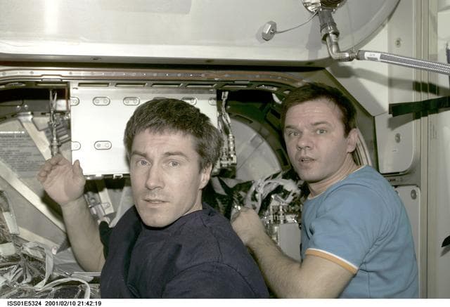 NASA image: Krikalev and Gidzenko at ISS hatch