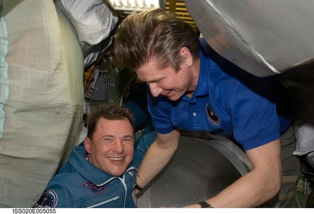 NASA image: Arrival of Expedition 20 crewmembers