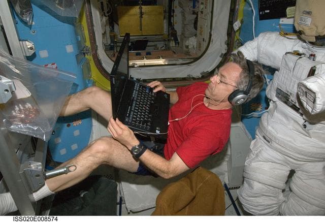 NASA image: iss020e008574