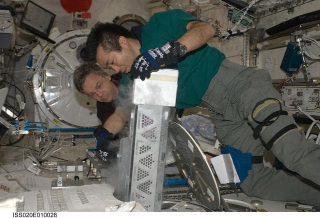 NASA image: Wakata and Thirsk with MELFI in KIBO