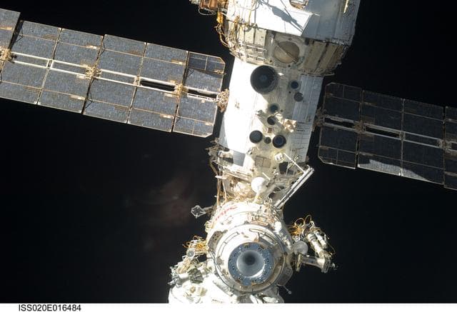 NASA image: iss020e016484