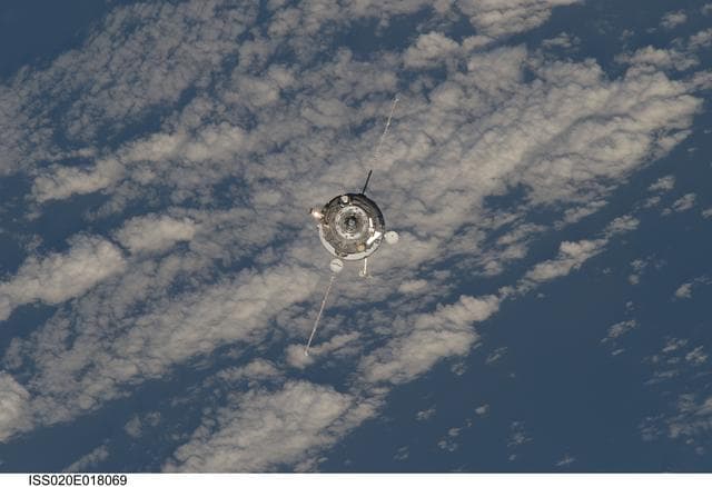 NASA image: Re-rendezvous and approach of Progress 33P
