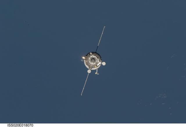 NASA image: Re-rendezvous and approach of Progress 33P
