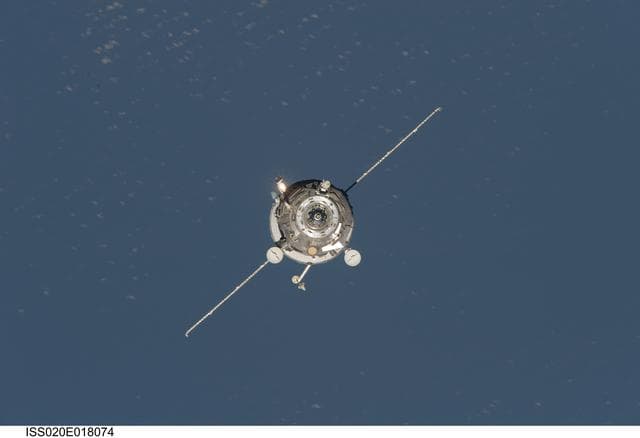 NASA image: Re-rendezvous and approach of Progress 33P