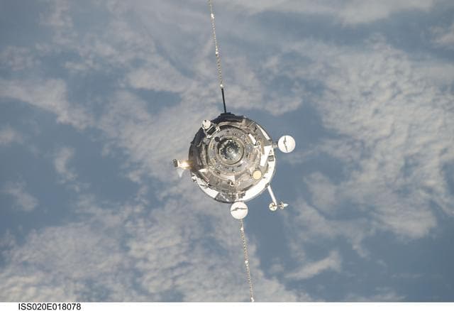 NASA image: Re-rendezvous and approach of Progress 33P