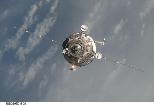 NASA image: Re-rendezvous and approach of Progress 33P