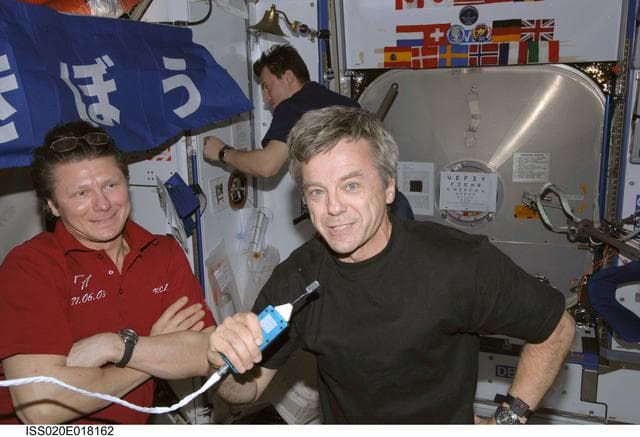 NASA image: Expedition 20 crew gathers in Node 2