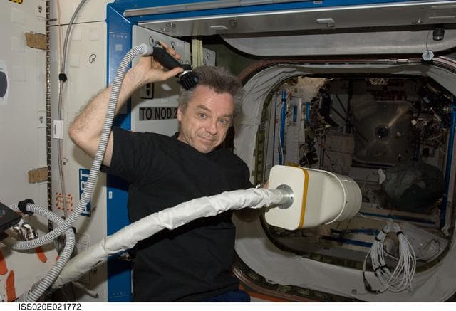 NASA image: Thirsk cuts his hair in U.S. Lab