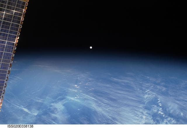 NASA image: iss020e038138