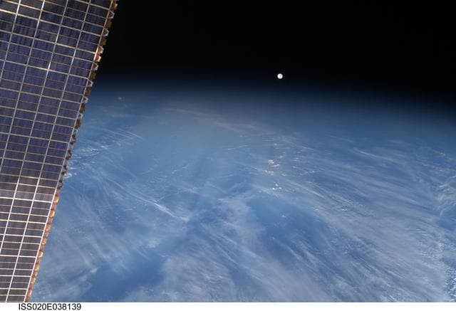 NASA image: iss020e038139