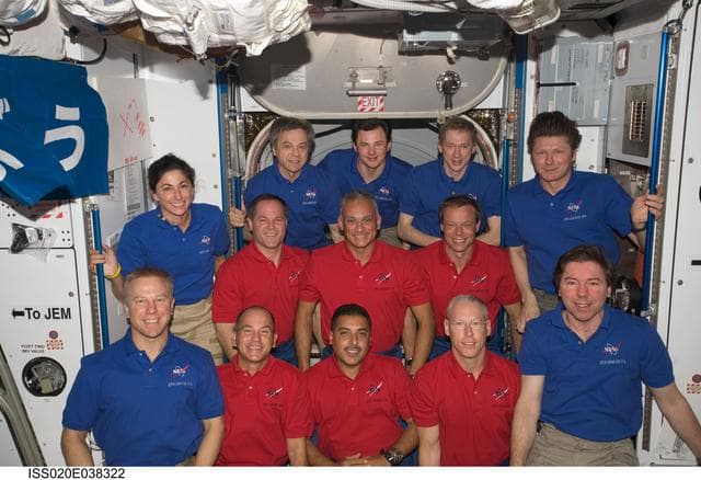 NASA image: iss020e038322