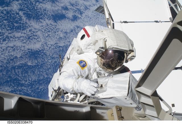 NASA image: iss020e038470