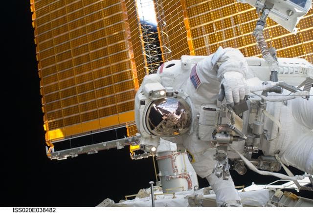 NASA image: iss020e038482