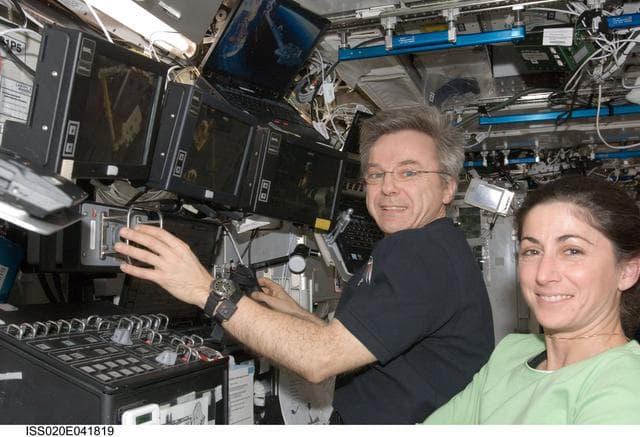 NASA image: SSRMS EP Extraction