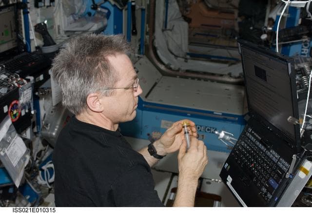NASA image: FE-4 Thirsk analyzes Water Samples in the US Lab