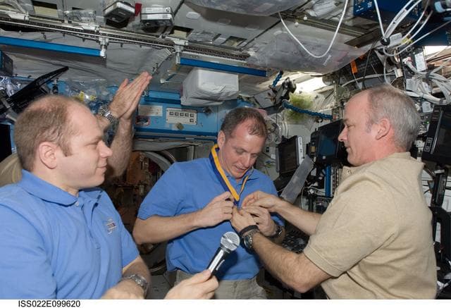 NASA image: Williams presents award to Creamer in the U.S. Laboratory during Expedition 22