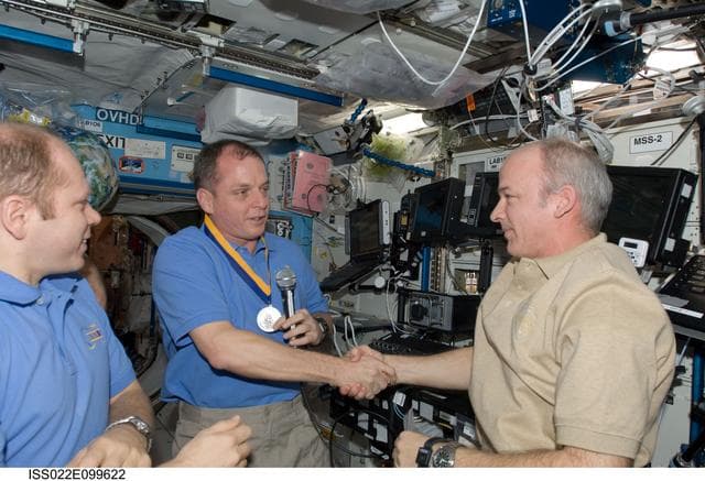 NASA image: Creamer receives award from Williams in the U.S. Laboratory during Expedition 22