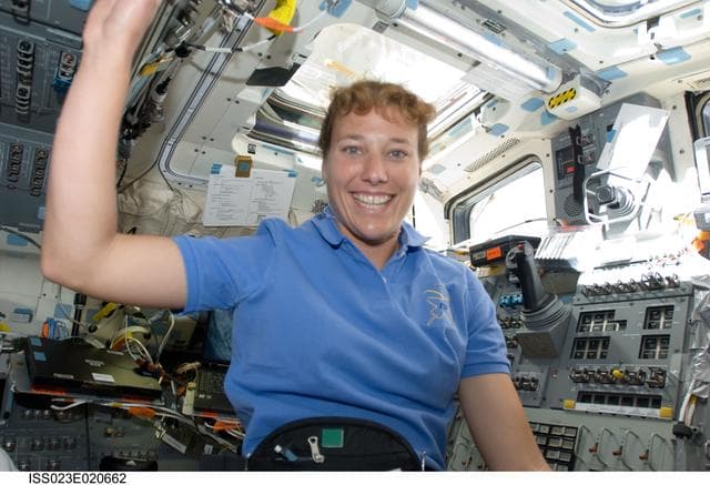 NASA image: Metcalf-Lindenburger on Discovery Aft FD
