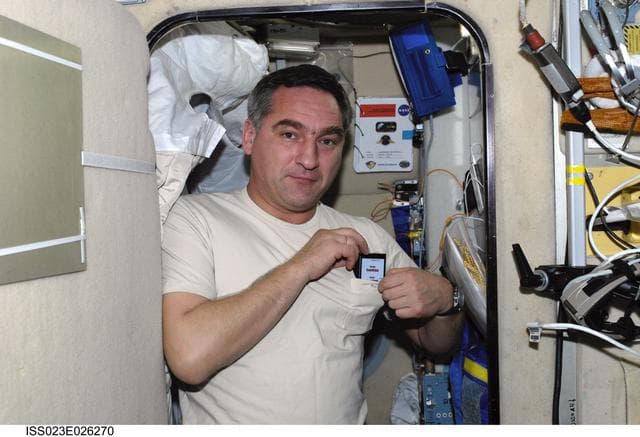 NASA image: Skvortsov sets up Sonokard Experiment Session in SM