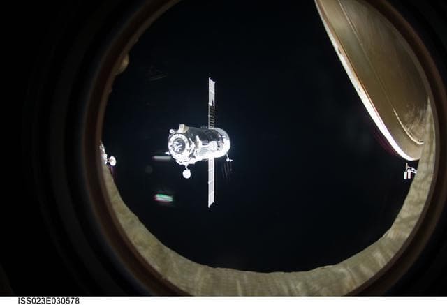 NASA image: Progress 37P on approach to the ISS