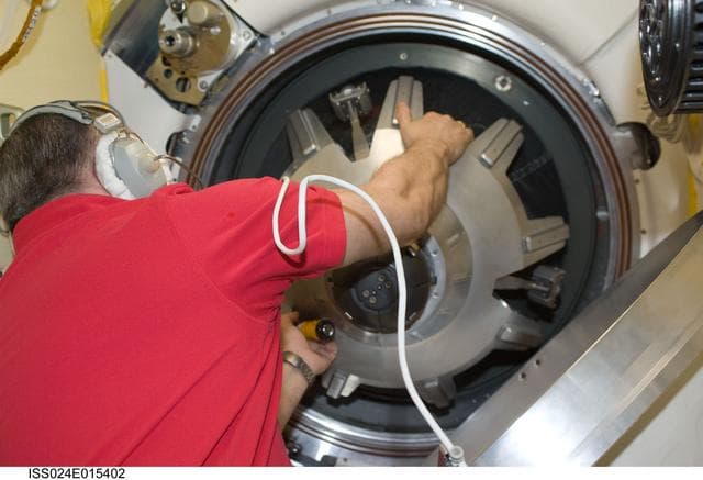 NASA image: Soyuz TMA-18/22S Hatch Closure