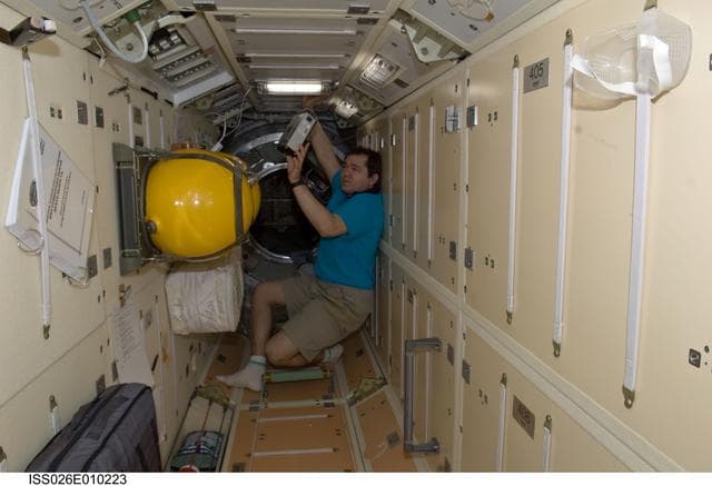 NASA image: Skripochka uses Russian Tehk-38 VETEROK Science Hardware