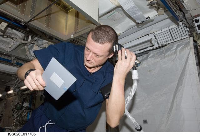 NASA image: Kondratyev cutting his hair in JPM