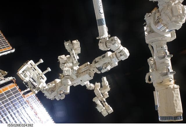 NASA image: DEXTRE SPDM moves NASA Payloads