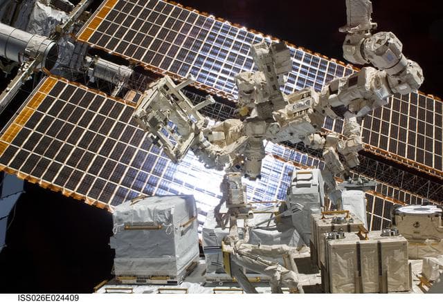 NASA image: DEXTRE SPDM moves NASA Payloads