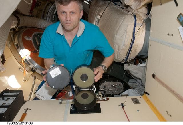 NASA image: Borisenko conducts Kulonovskiy Kristall (Coulomb Crystal) Experiment in MRM2