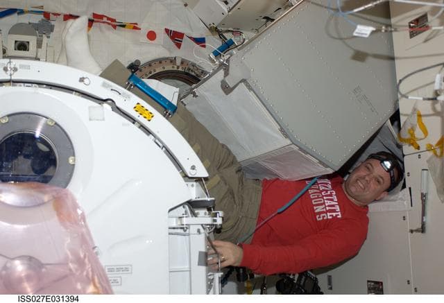 NASA image: Garan works with CGSE in Kibo